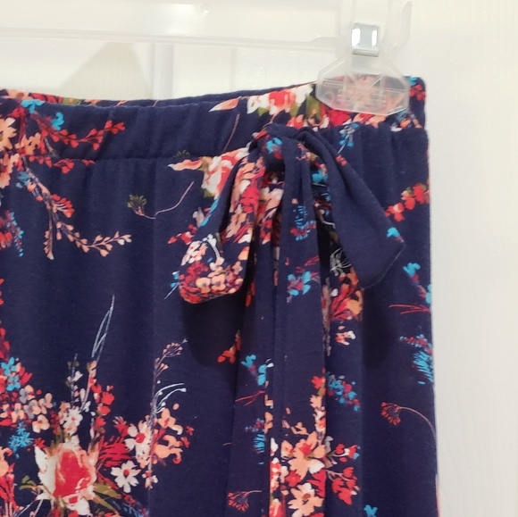 ☆NWOT☆ Floral wrap style skirt with tie - Picture 2 of 4